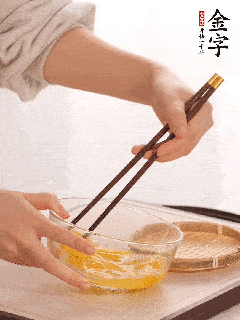 兩顆雞蛋打散。