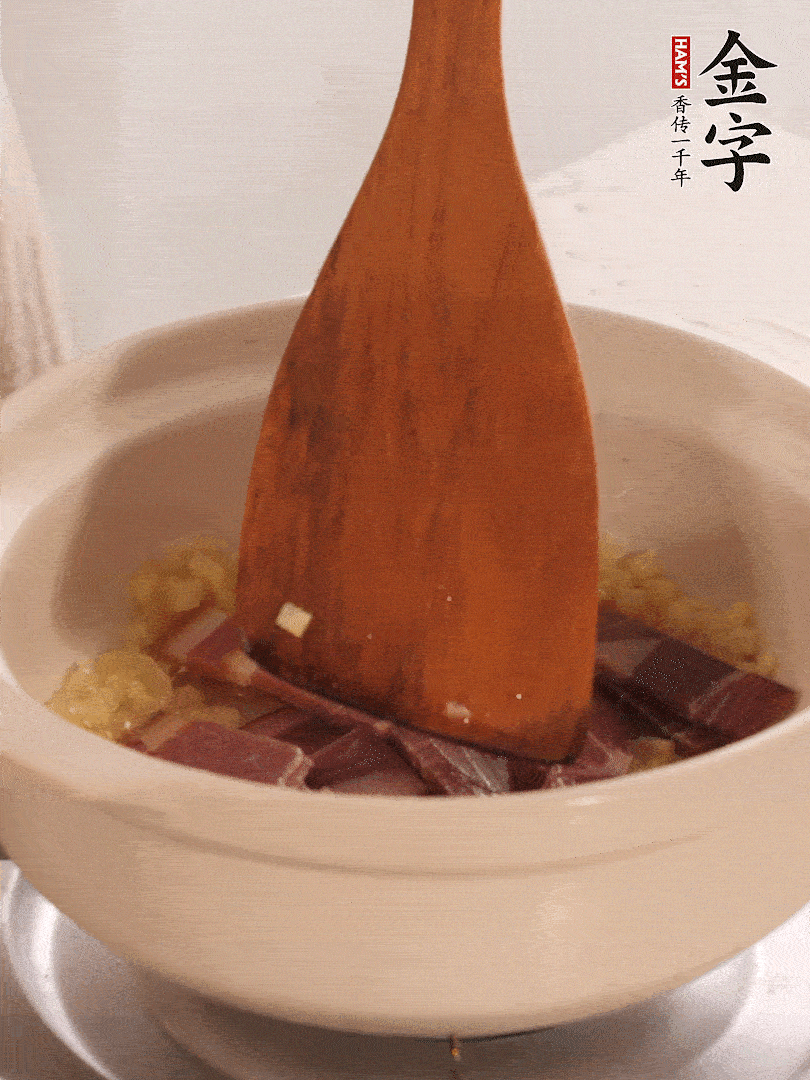 加熱水，加入白菜蓋上蓋子煨煮3分鐘。