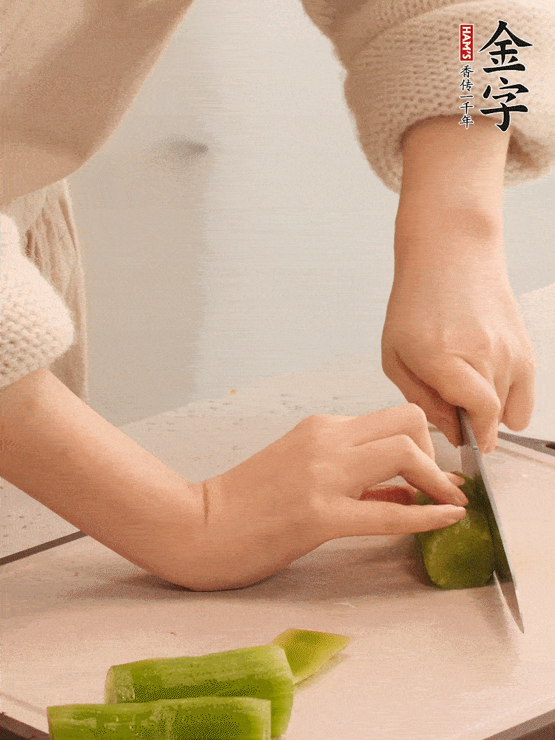 萵筍和白蘿卜用擦絲器擦成細(xì)絲。