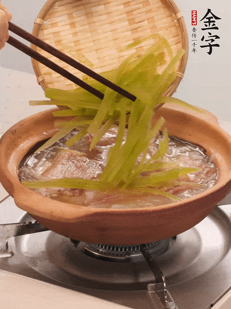 倒入熱水煮開后，轉(zhuǎn)小火燉煮10分鐘，呈奶白色湯底。