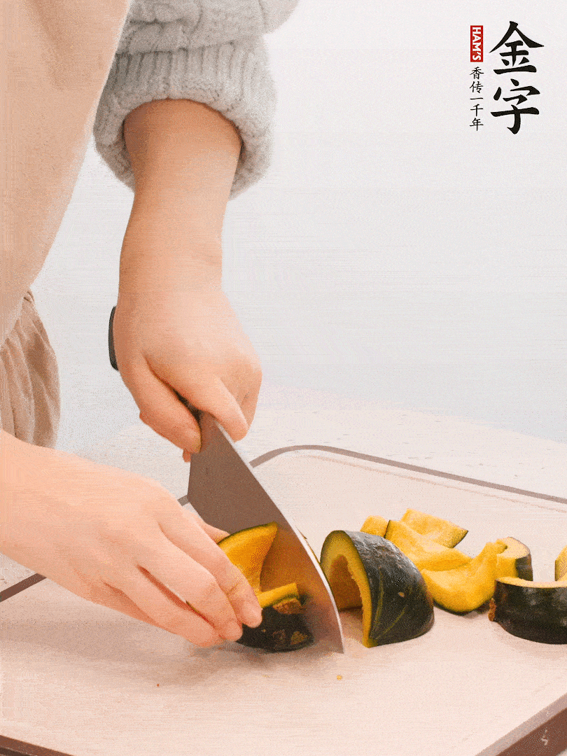 貝貝南瓜切小塊，生姜切成姜絲。