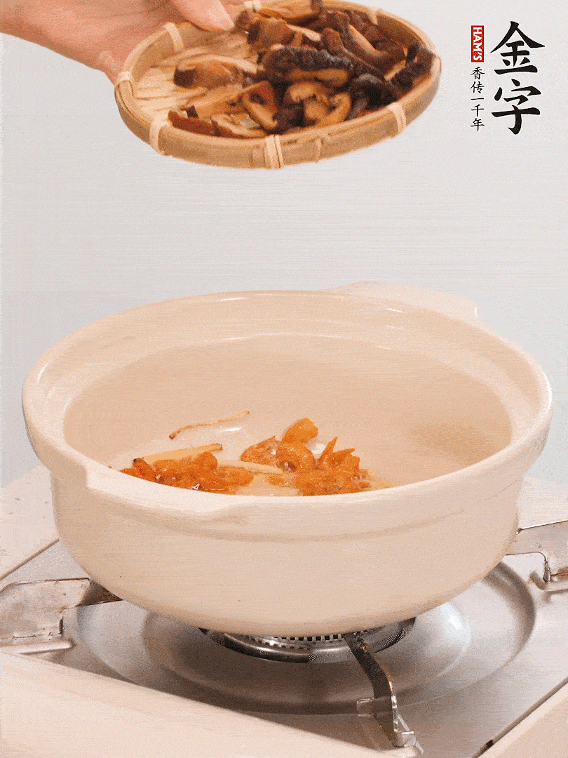 砂鍋倒入少許油，放入姜絲、海米小火煸香；再放入香腸、南瓜、干香菇一起翻炒2分鐘。