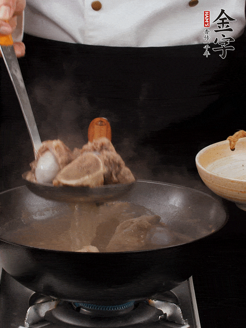 大筒骨清水浸泡30分鐘，中途換水2-3次。冷水下鍋，加姜片、料酒焯水，撇去浮沫。