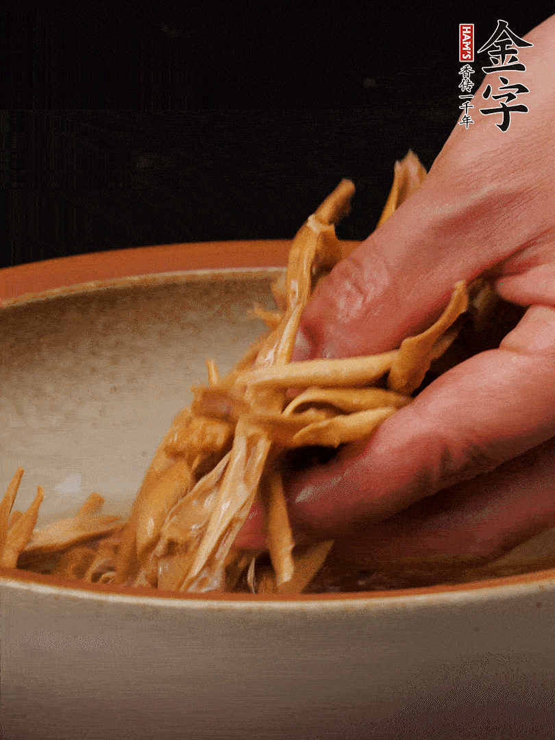 農(nóng)家土筍尖提前泡軟，用刀劃成細(xì)絲，這樣會(huì)更加入味。