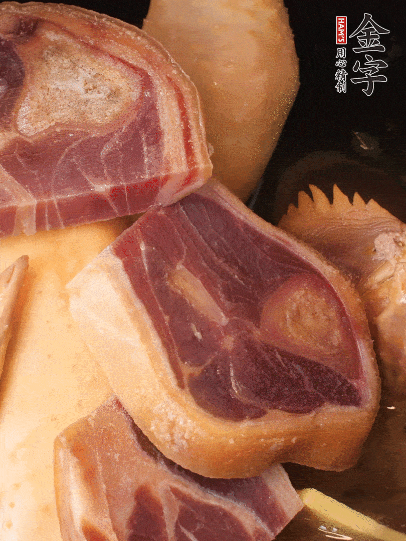 火踵、老母雞加蔥、姜、料酒、清水，大火燒開后轉(zhuǎn)小火，燉1小時(shí)