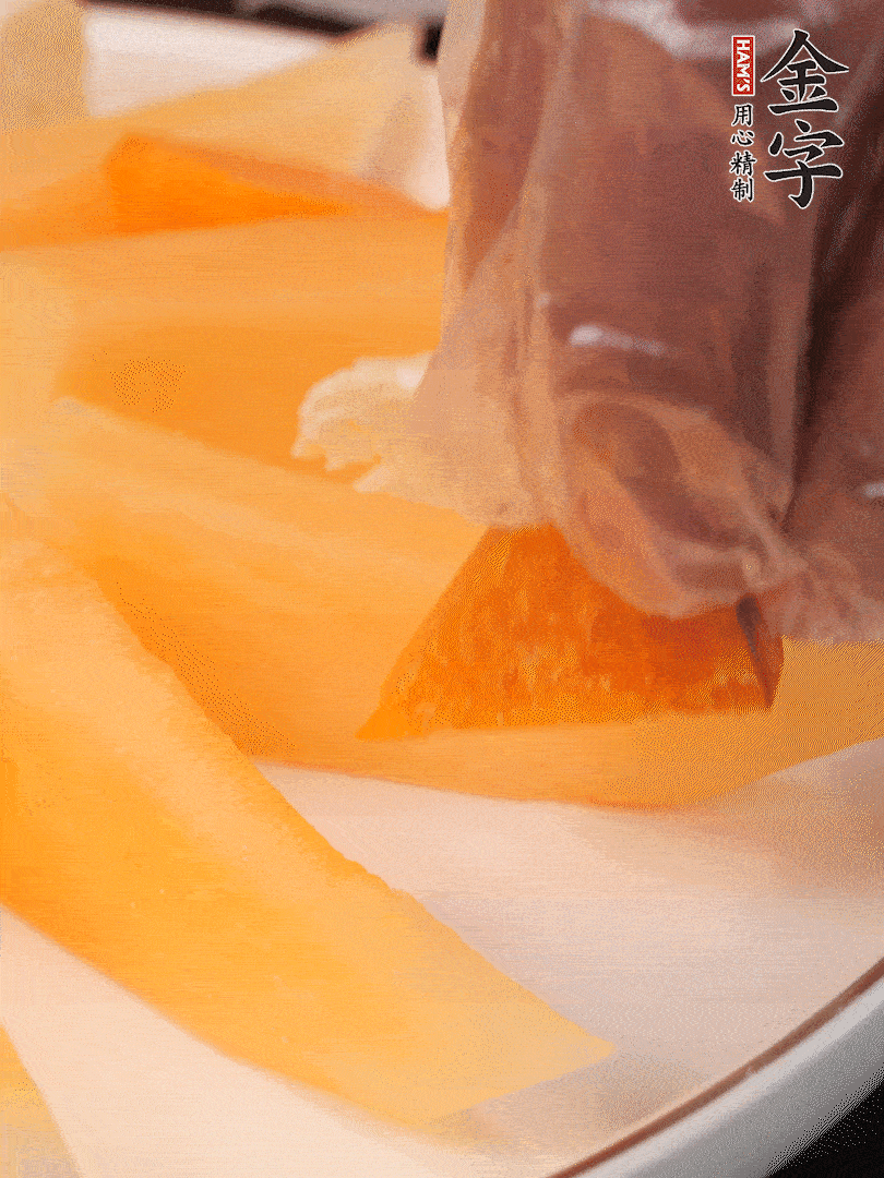 刀用火烤一下，切開(kāi)奶酪