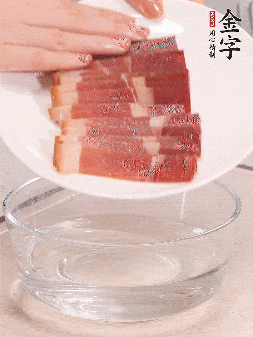 鴨腿冷水下鍋，加姜片、料酒焯水