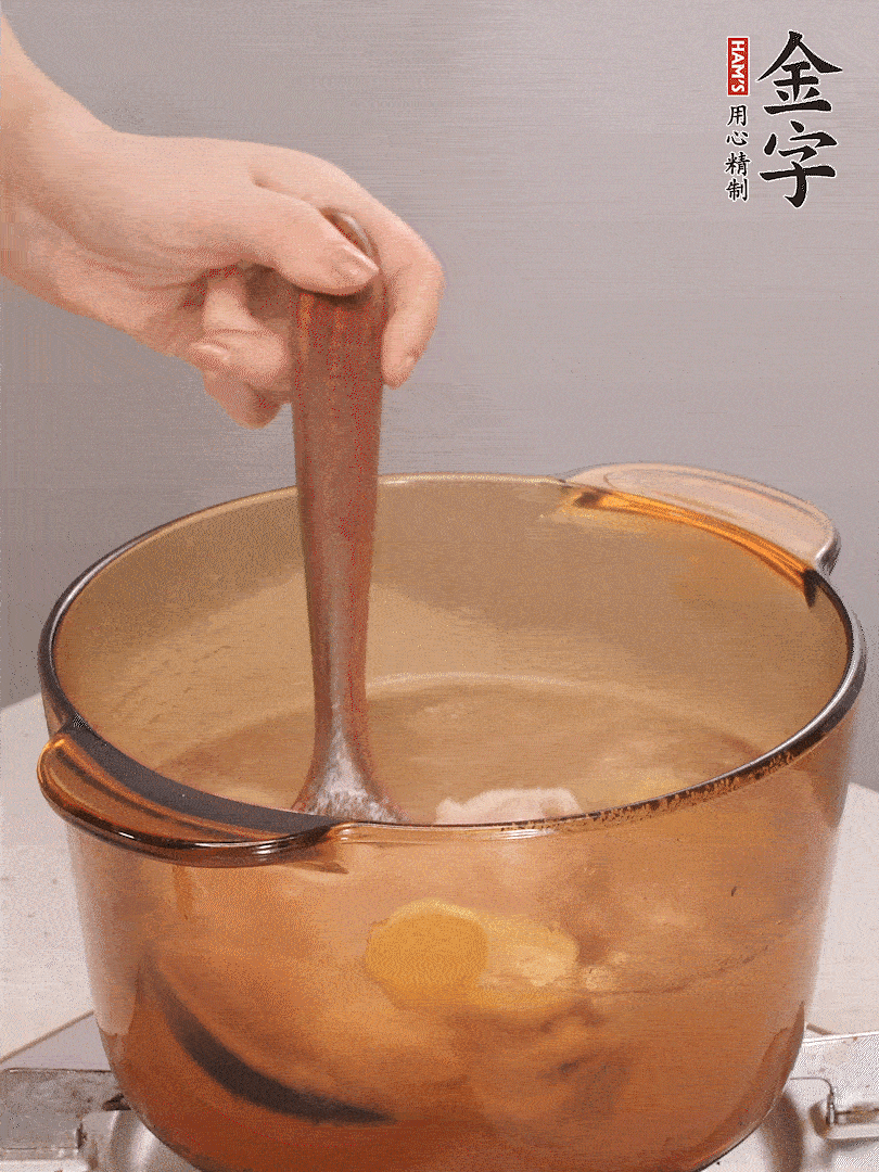 鴨肉、白果、火腿、生姜一起放入砂鍋，清水沒(méi)過(guò)食材，大火燉煮1小時(shí)