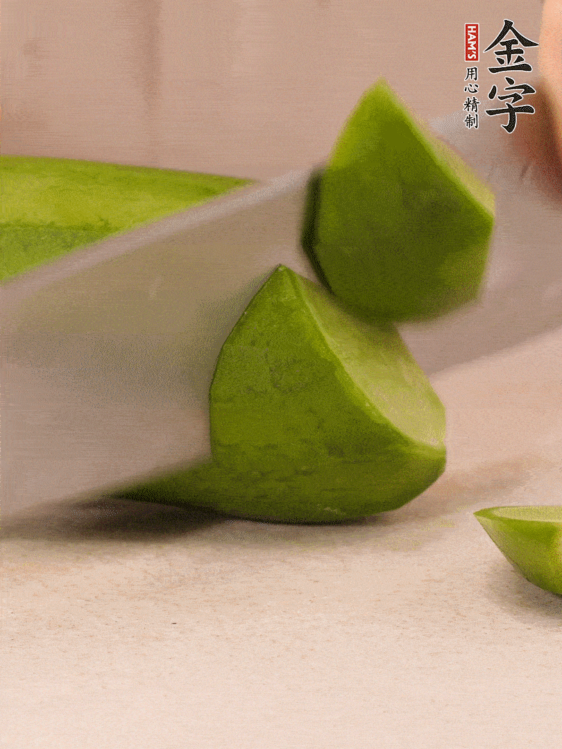 青、紅蘿卜洗凈，去皮切大塊