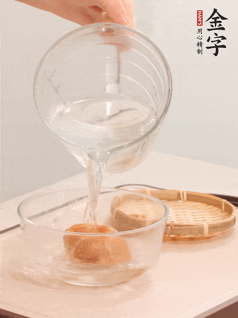 猴頭菇至少泡發(fā)半小時，將浸泡后的黃水擠干；