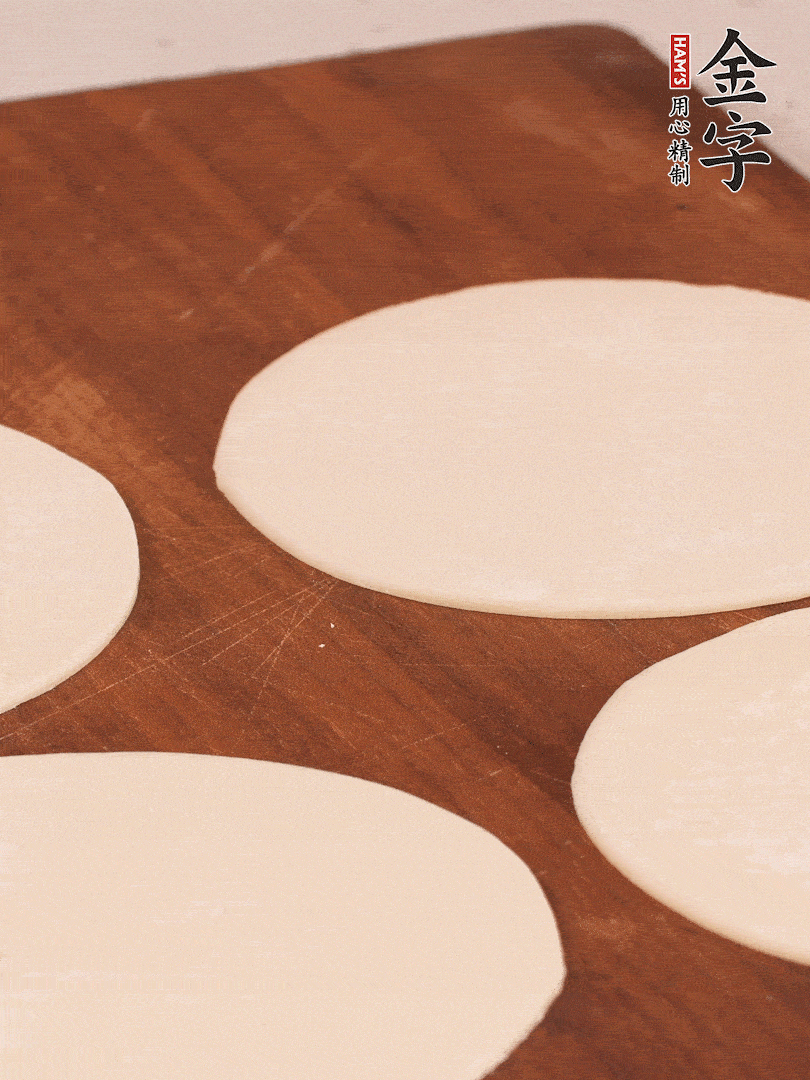 餃子皮均勻抹油，10張疊在一起，搟面杖搟開