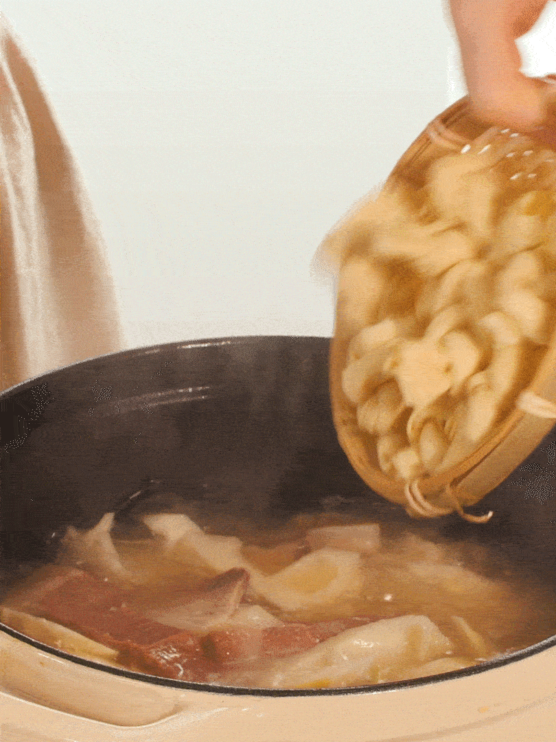 最后放入百葉結(jié)。萵筍小火慢篤10分鐘