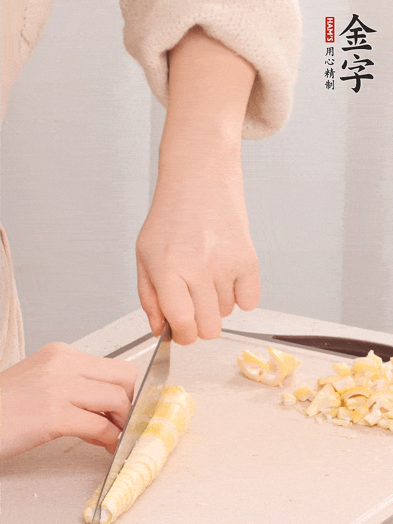 春筍去皮切小塊，焯水2分鐘左右