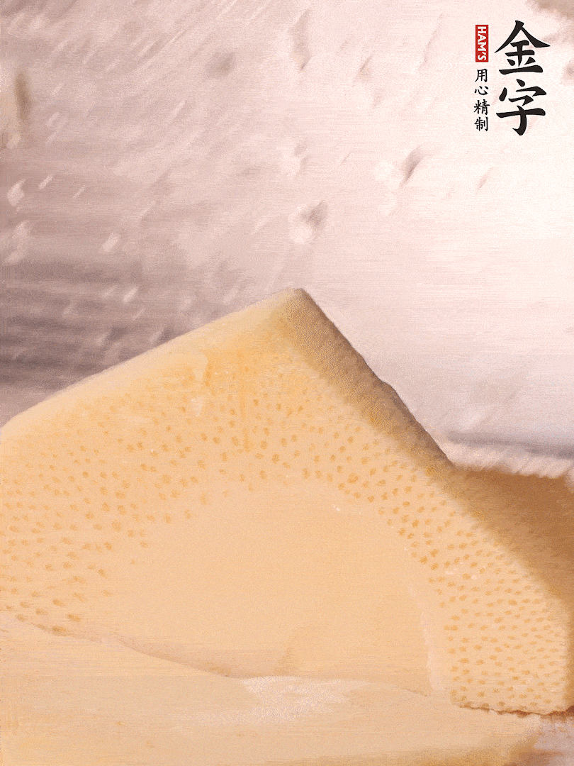 冬筍處理干凈，切滾刀塊，開(kāi)水焯燙去除澀味