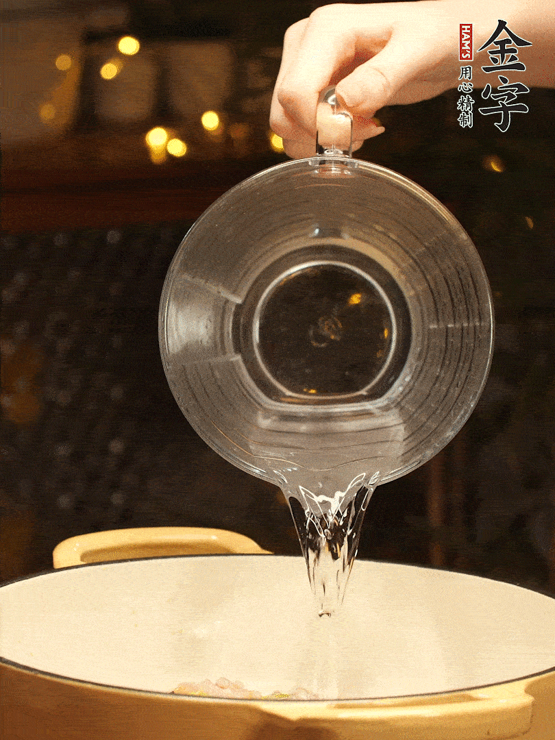 加入120ml水，蓋上蓋子燜幾分鐘撒上蔥花，美美的擺個(gè)盤~