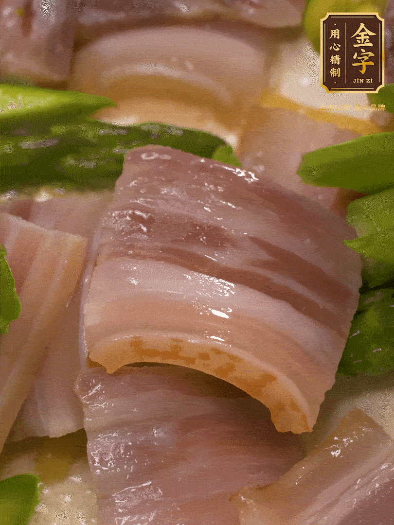 依次下蠶豆、蘆筍、白蘑菇翻炒均勻