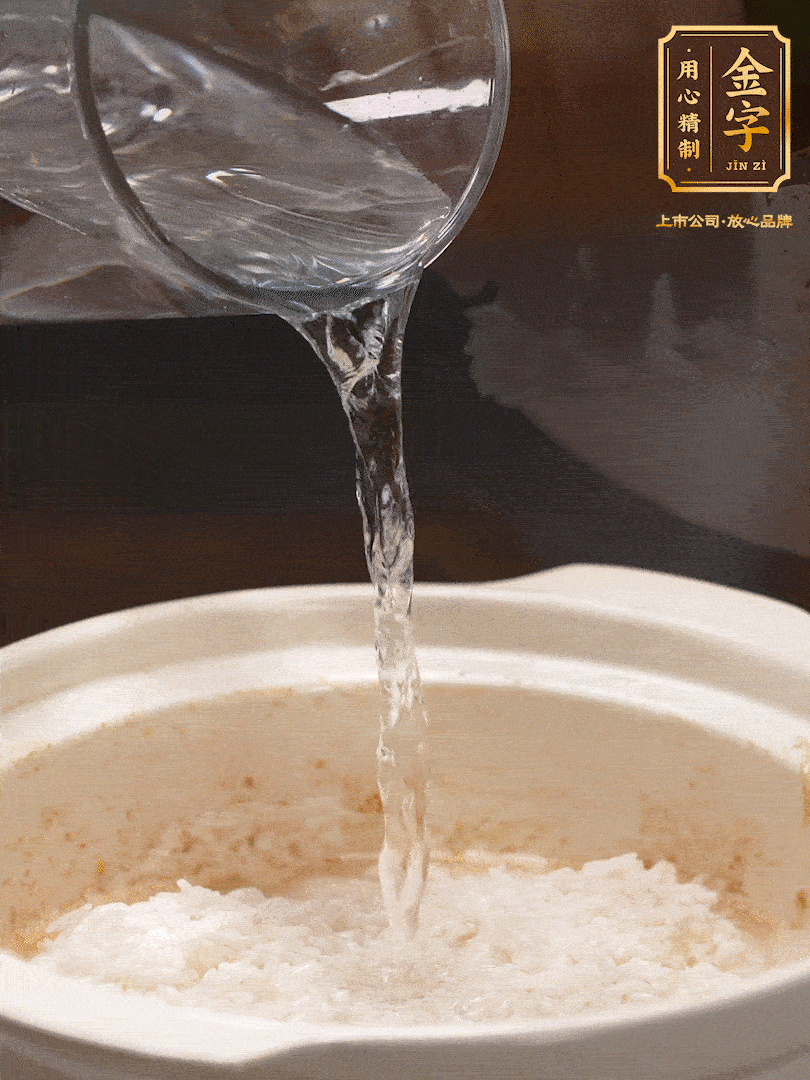 將泡好的米，加水一指，煮至沸騰