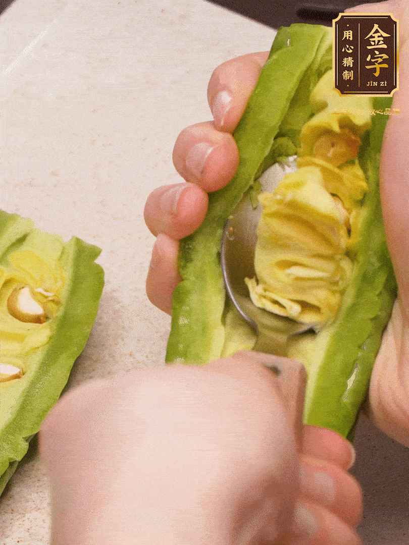 苦瓜從中間切開，把里面的瓢和籽全部挖干凈
