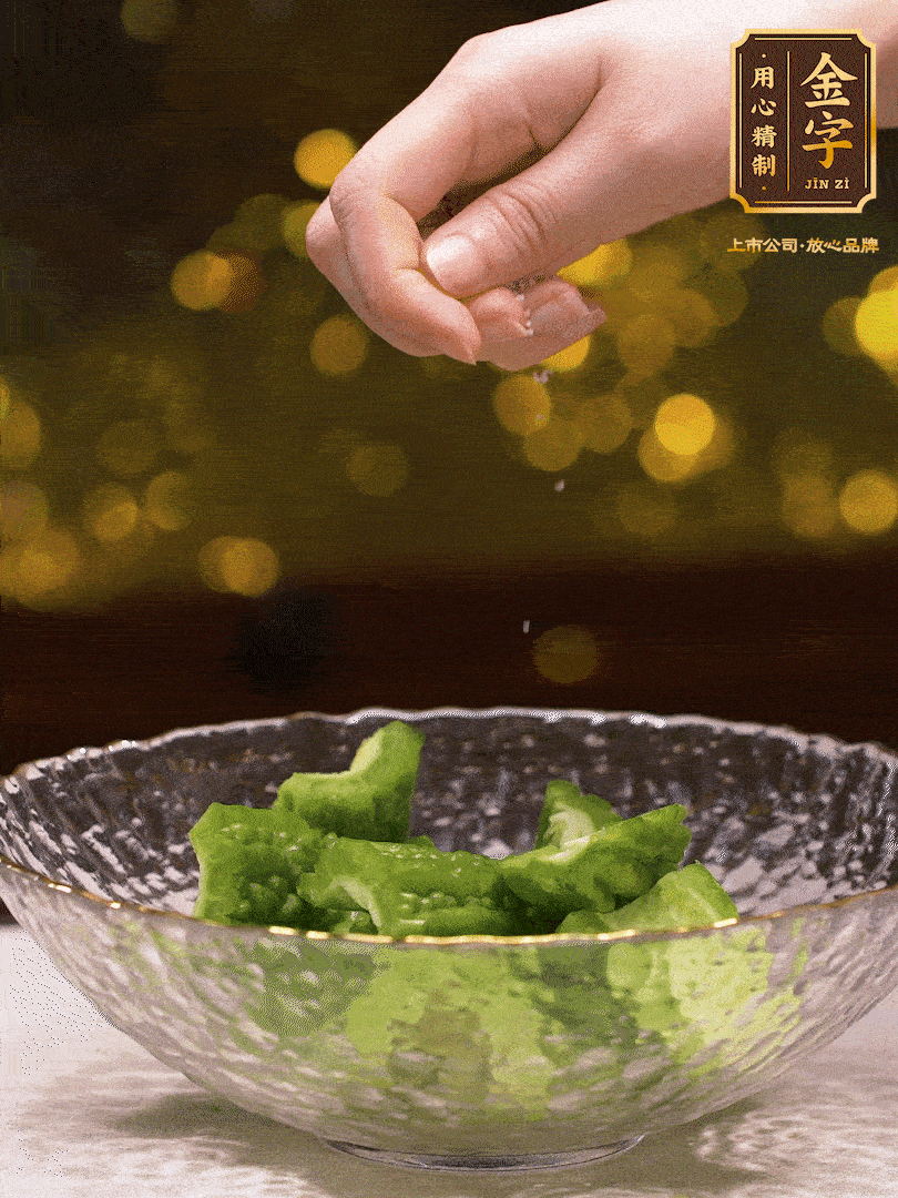 處理好的苦瓜切段（5cm），加點鹽鹽腌一下，去除一下苦味