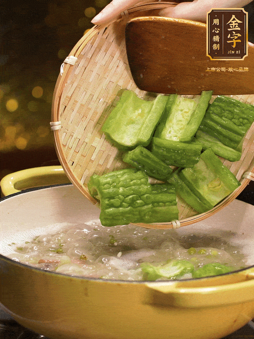 最后在放苦瓜燒開，放一點點調味糖，燉煮20分鐘