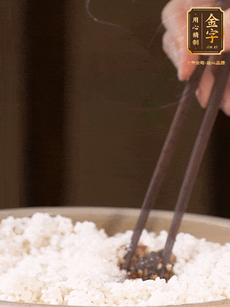 糯米淘洗干凈，浸泡4小時(shí)，控干水分后，加鹽、糖、老抽調(diào)味調(diào)色