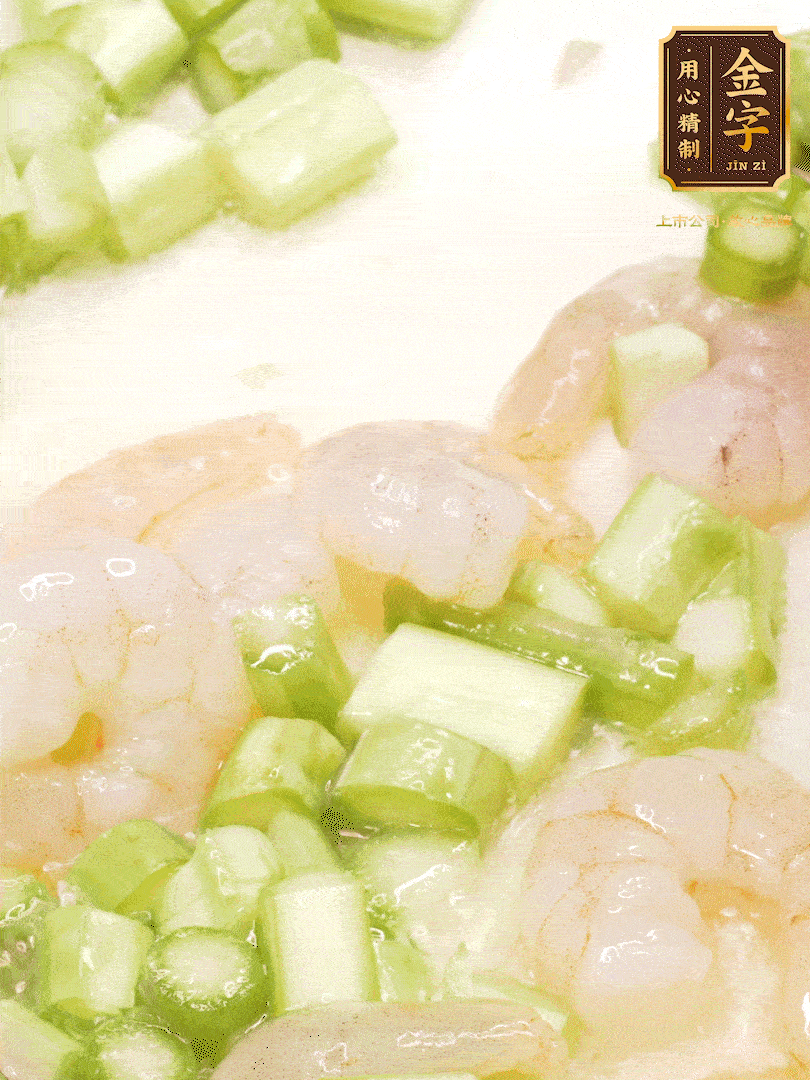 熱油煎香蝦仁，下香腸、蘆筍翻炒，盛出備用。