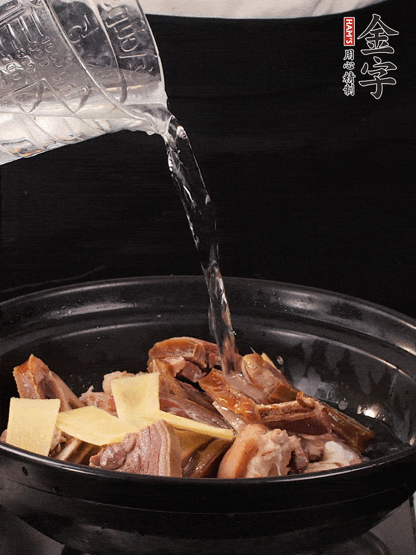 火腿、豬腳放到大砂鍋里，黃酒提鮮，蔥姜去腥，加2kg純凈水沒過食材。水一定要放足，中途最好不能加水