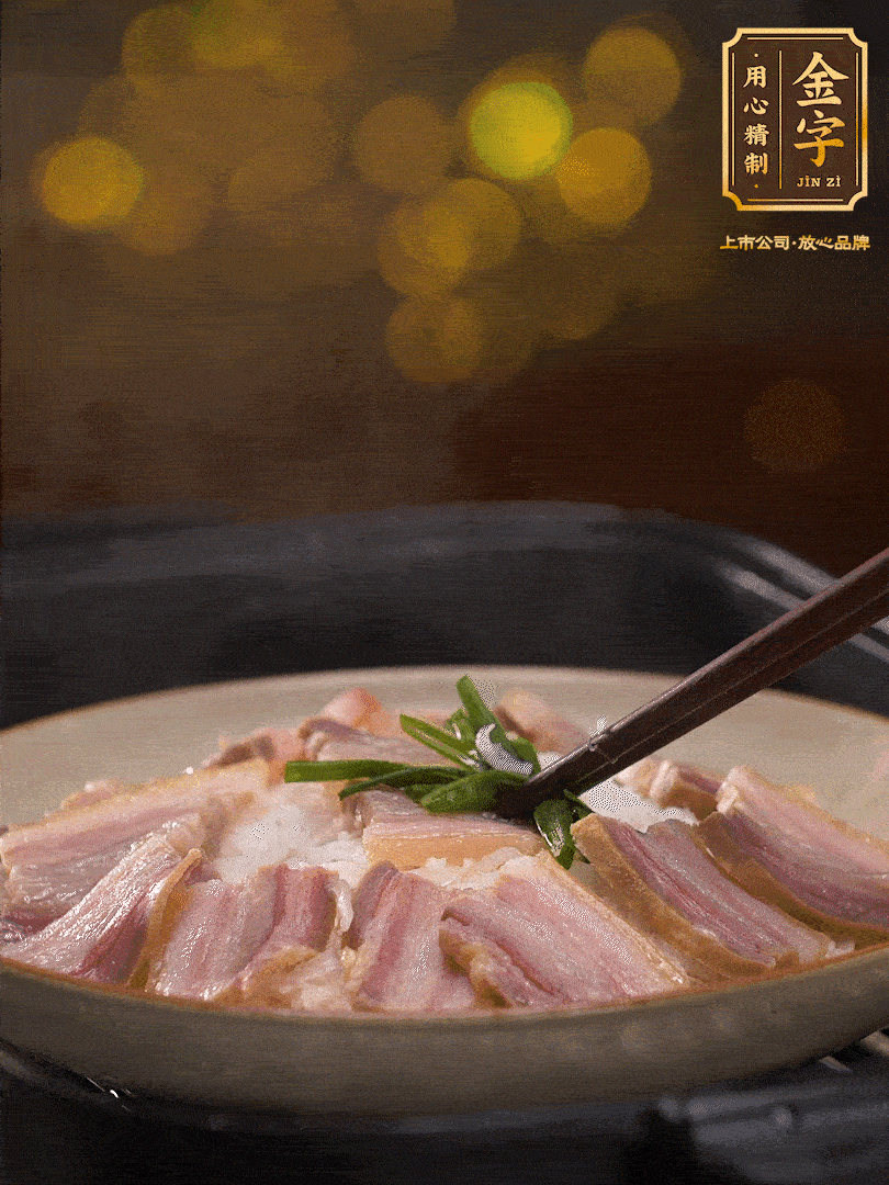 二十分鐘后關(guān)火，去除頂部的蔥段，最后撒上少許的蔥末，就完成了