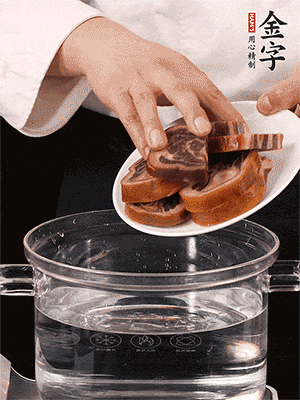 一包200g的金字火腿蹄片恰好搭配一個新鮮豬爪（豬腳）。都先加蔥姜、料酒焯水一遍，把血水清除后燉出來才能更清澈不油膩。