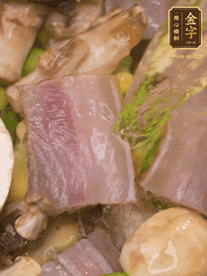 開蓋，放入河蝦繼續(xù)燜煮5分鐘