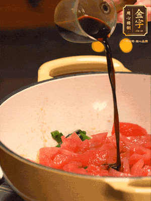 調(diào)味：1勺蠔油、1勺生抽、2轉(zhuǎn)胡椒粉和2勺番茄醬倒入400ml開水，燒至湯汁濃厚