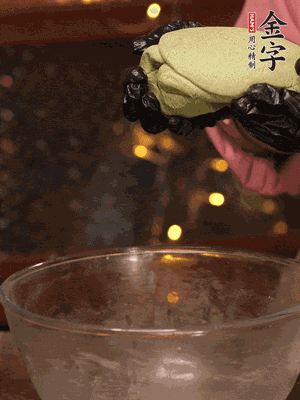 水里放點(diǎn)鹽，燒開后放艾草，一勺小蘇打，撈出浸入涼水，打成艾草泥