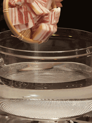 排骨、咸肉，一起下入鍋中，加入蔥，姜，料酒，倒入清水焯水清洗干凈