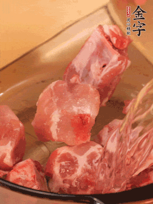 排骨冷水下鍋，加料酒、姜片，煮開綽水