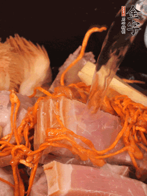 將所有食材一起倒進鍋中，加水沒過食材，燉煮30分鐘即可