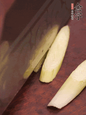 蒜白切小段，辣椒斜切圈