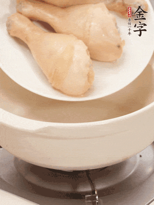 雞腿、火腿、干貝、蒜頭放入砂鍋內(nèi)燉1小時(shí)