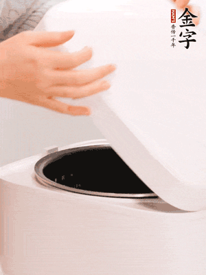 泡發(fā)香菇的水和調(diào)好的醬汁混合在一起，倒入電飯煲中，煮飯。