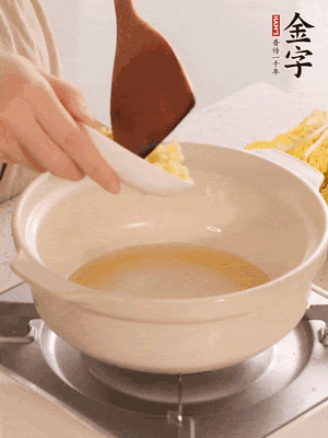 鍋里留少量底油煸香火腿和姜末。