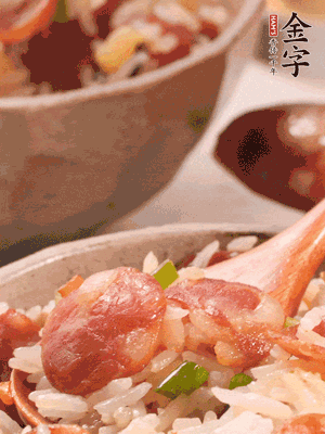 開(kāi)蓋后，沿鍋邊淋2大勺花生油，大火烤出鍋巴。輕輕翻拌一下，撒點(diǎn)蔥花。