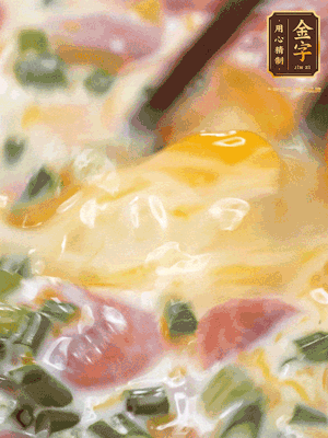 三個(gè)全蛋中加適量牛奶、鹽、黑胡椒粉、臘腸、蔥花攪拌均勻