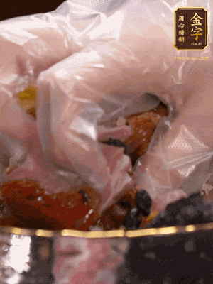 排骨洗凈后（蠔油、生抽、老抽、鹽、糖、淀粉、豆豉、蒜蓉、姜絲）腌制30分鐘