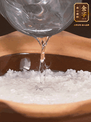 砂鍋底部刷一層油，加入大米和開水，水高1cm,大火燒開后轉(zhuǎn)中火煲5分鐘，到水微收干