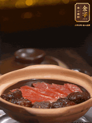 鋪上臘腸和排骨，鍋邊淋一圈油，小火煲10分鐘