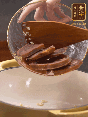 熱油爆香蒜粒、姜粒，加火腿蹄片煸炒一下