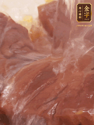 加熱水，2大勺料酒煮20分鐘，再下節(jié)瓜塊煮10分鐘即可