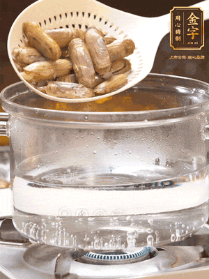 煮一鍋沸水，下蟶子汆燙30秒，撈出浸入冰水，取出蟶子肉