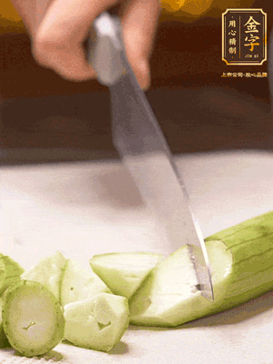 絲瓜去皮，切滾刀塊