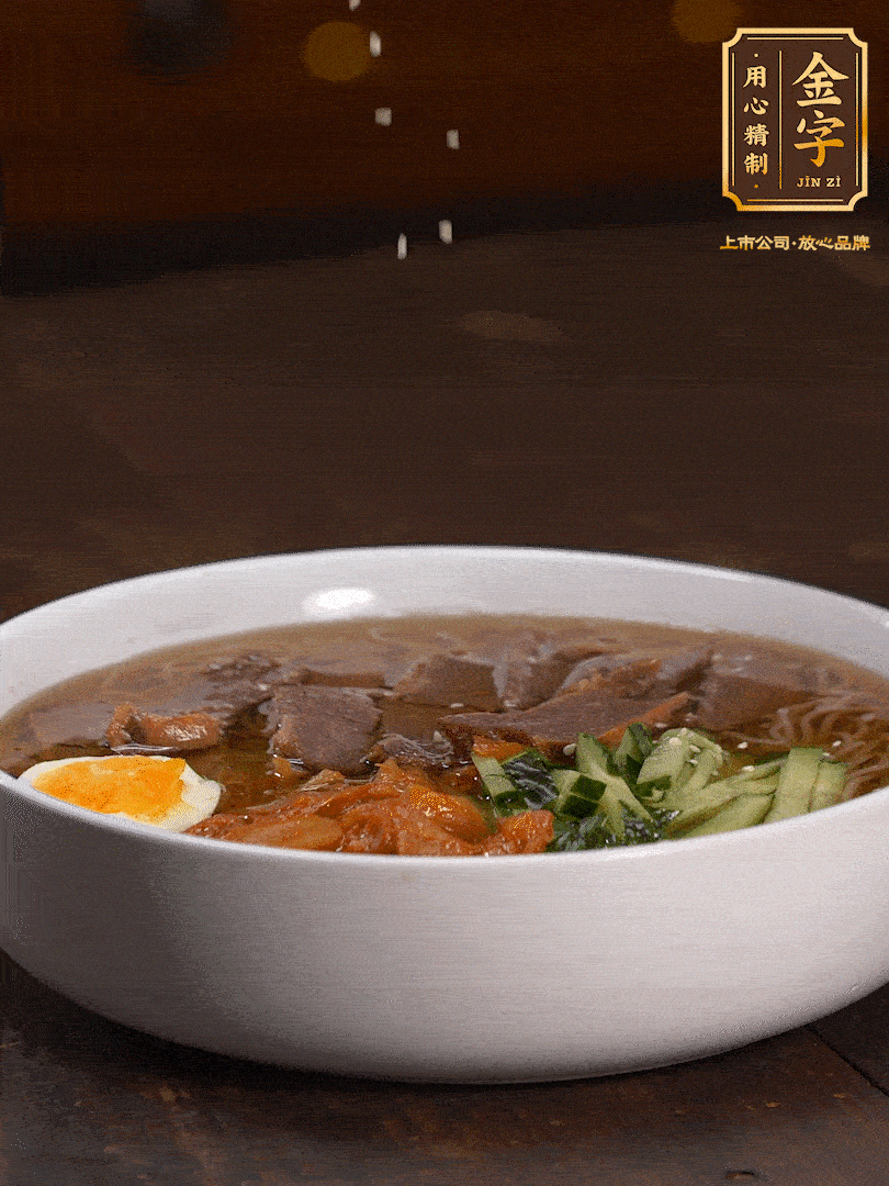 放入冰涼的冷面湯碼上黃瓜絲、泡菜、牛肉、雞蛋，撒點(diǎn)白芝麻