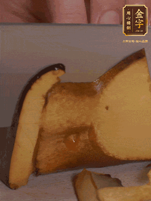 2個牛肝菌切丁，1個牛肝菌切片；金字香腸1根切丁，1根切片